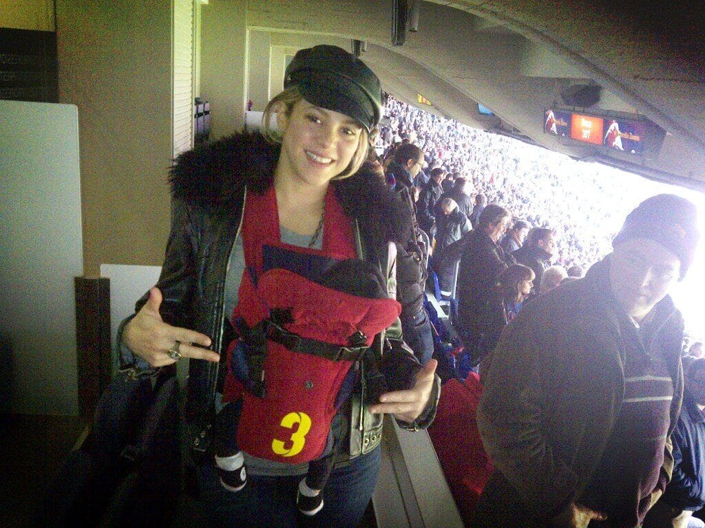 Shakira con una mochila no ergonómica