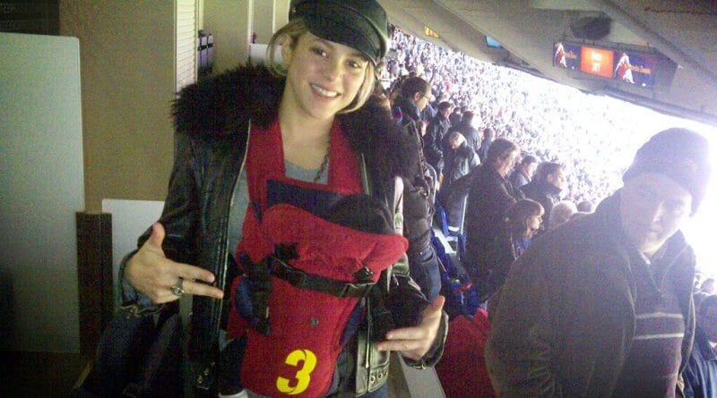 Shakira con una mochila no ergonómica
