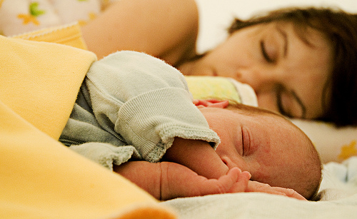 Mamá y bebé durmiendo