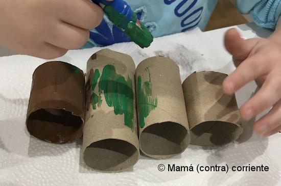 Manualidad de Navidad con niños: Árbol de Navidad con rollos de papel
