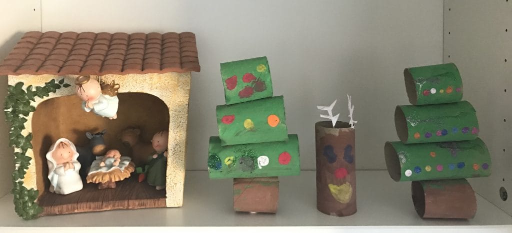 Manualidad de Navidad con niños: Árbol de Navidad con rollos de papel