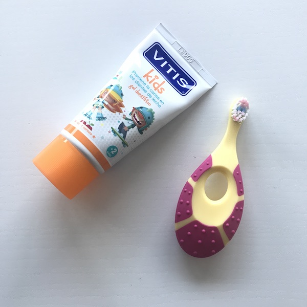 Cepillo y pasta de dientes para bebé