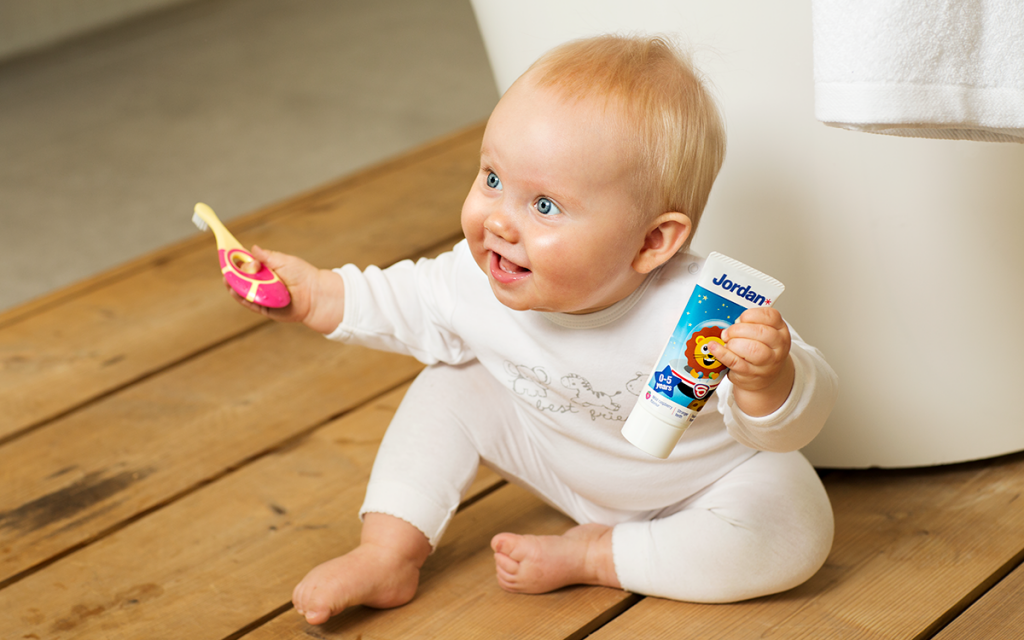 Cuándo y cómo empezar a cepillar los dientes a tu bebé
